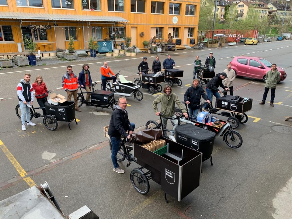Stadtrat Peter Jans mit verschiedenen Unternehmen, die w&auml;hrend eines Jahres ein E-Cargobike kostenlos testen k&ouml;nnen